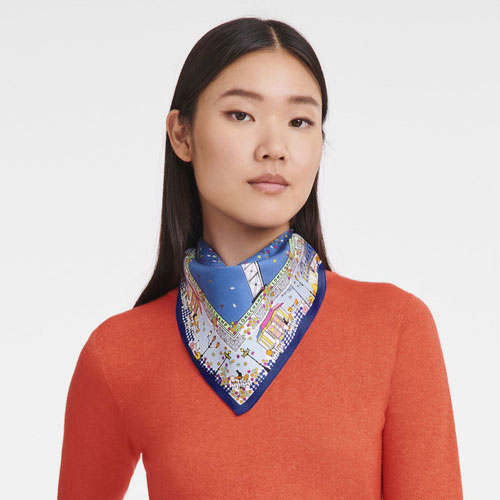 Carré de soie Longchamp porté