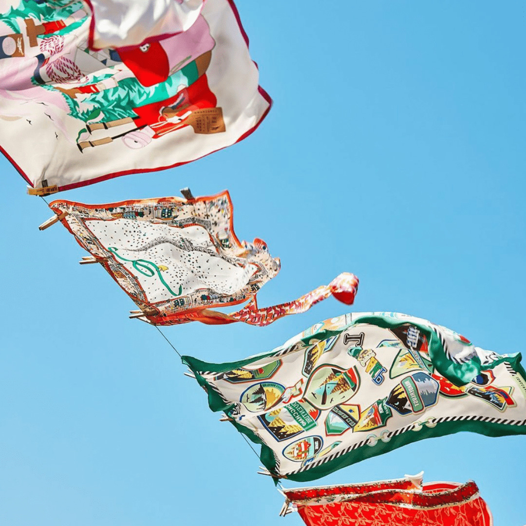 Comment porter un foulard Longchamp ? Nos astuces