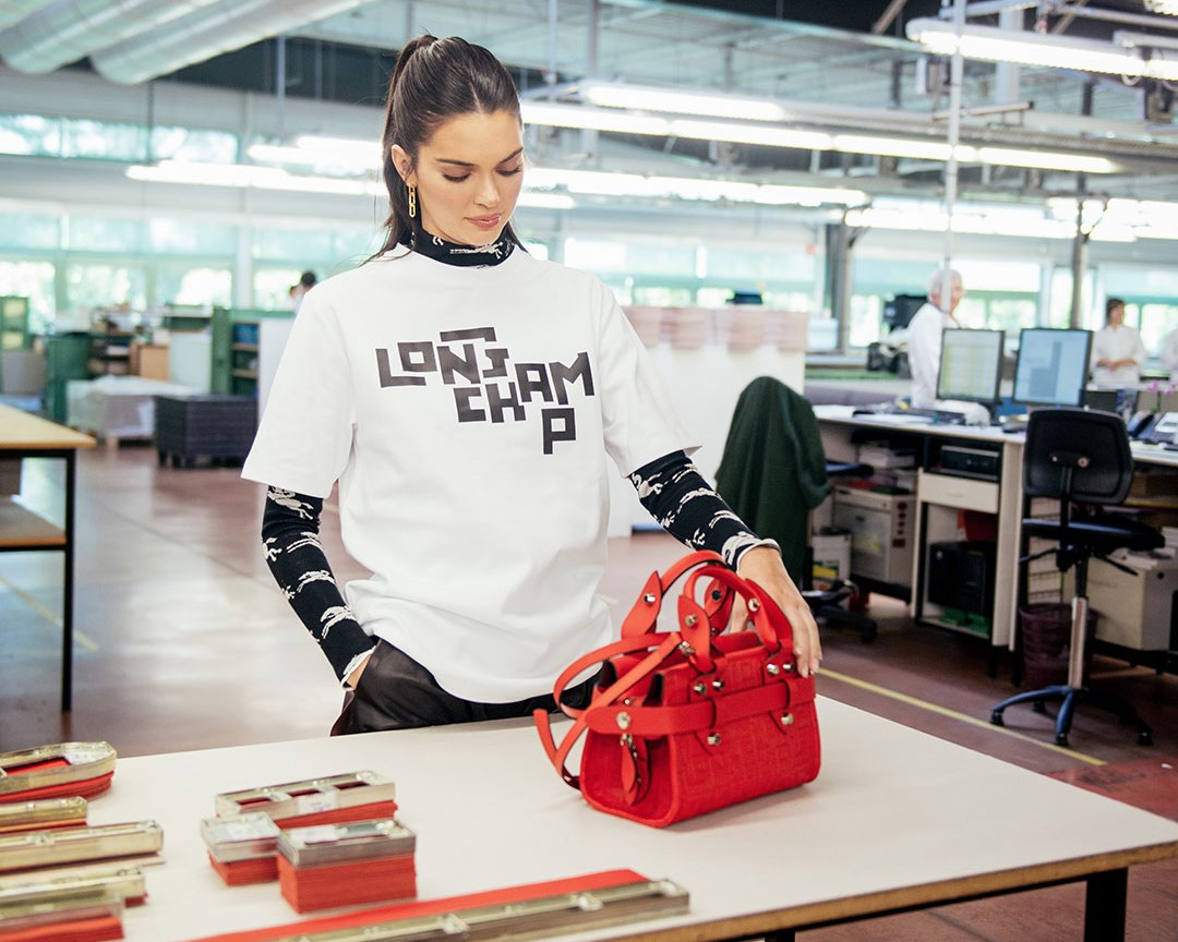 Kendall Jenner en visite dans les ateliers Longchamp de Segré