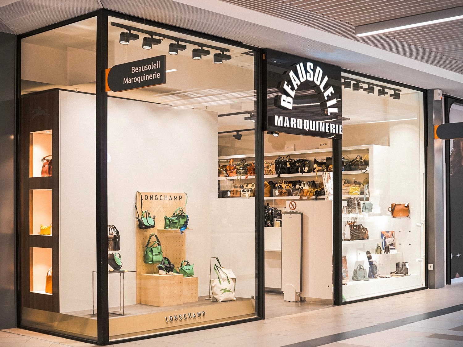 Boutique Beausoleil Maroquinerie située dans la galerie marchande de Bordeaux Lac