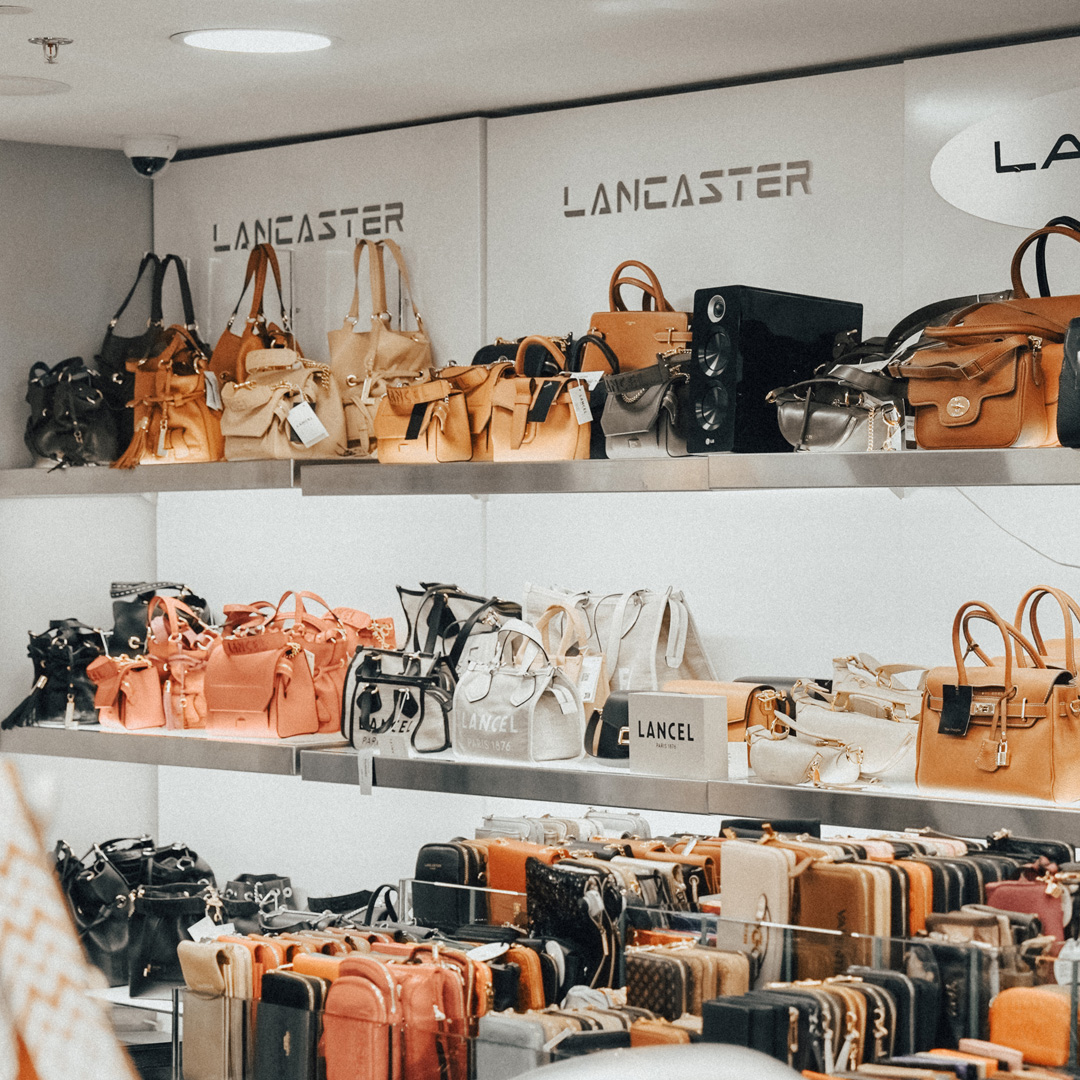 Les marques de maroquinerie les plus célèbres (Lancaster, Lancel...) sont disponibles dans nos boutiques près de Bordeaux