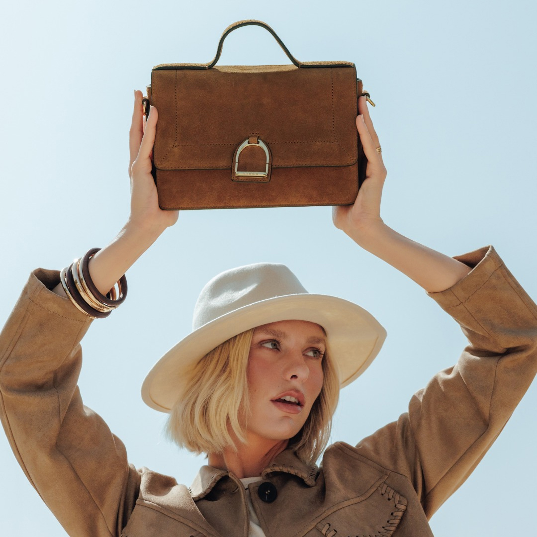 Sac en cuir suédé effet daim : tendance automne hiver 2025