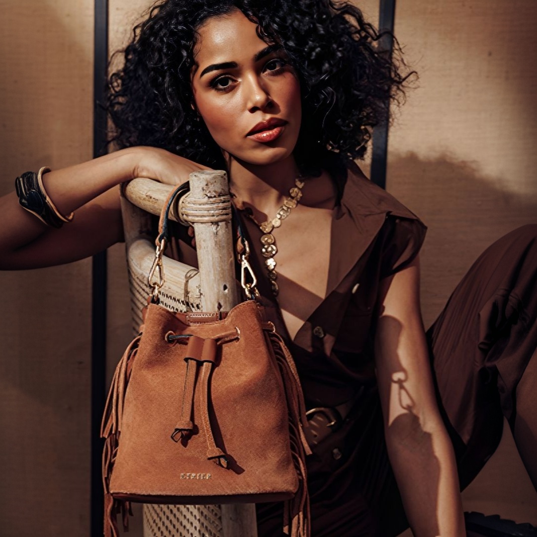 Le sac en cuir suédé et à franges est la tendance de l'été 2026