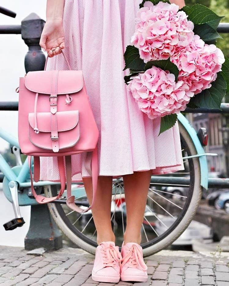 Idée de look branché avec un sac rose