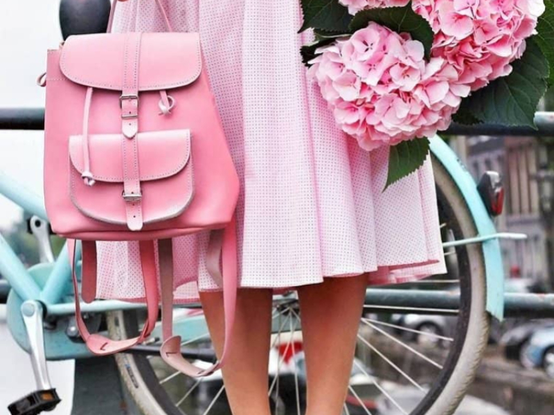 Sac rose : comment l'assortir avec sa tenue ?