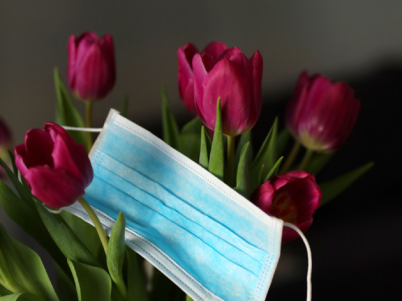 Parfaire ses looks de printemps avec le port du masque