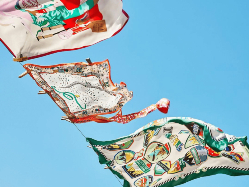 Comment porter un foulard Longchamp ?